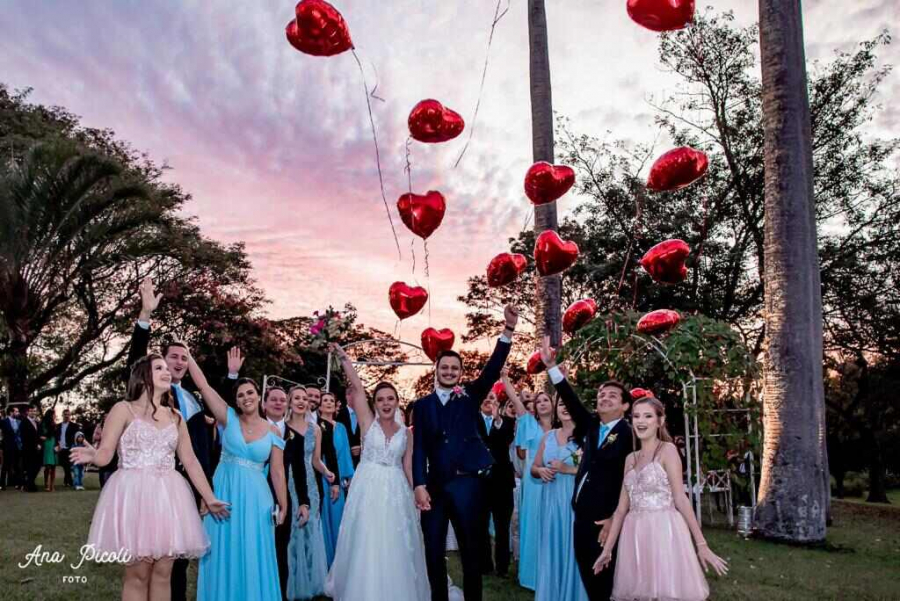 saida dos noivos com balões de coração no Espaço Imperial