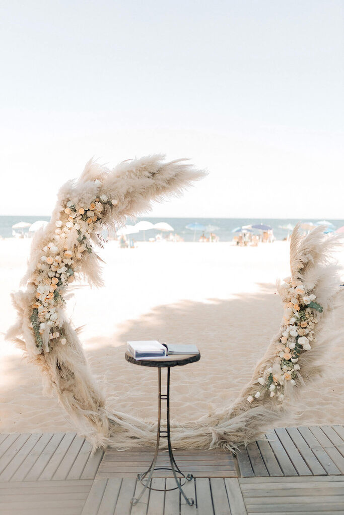 decoração de casamento na praia com altar boho chic