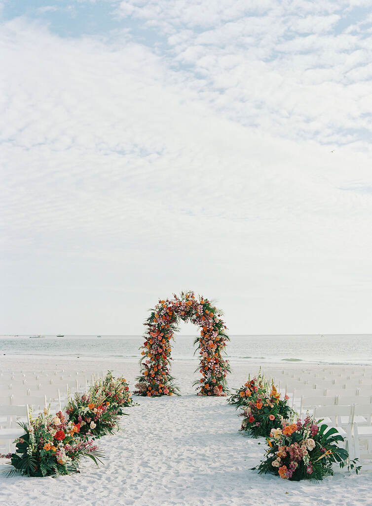caminho e altar decorado com folhagens e flores coloridas