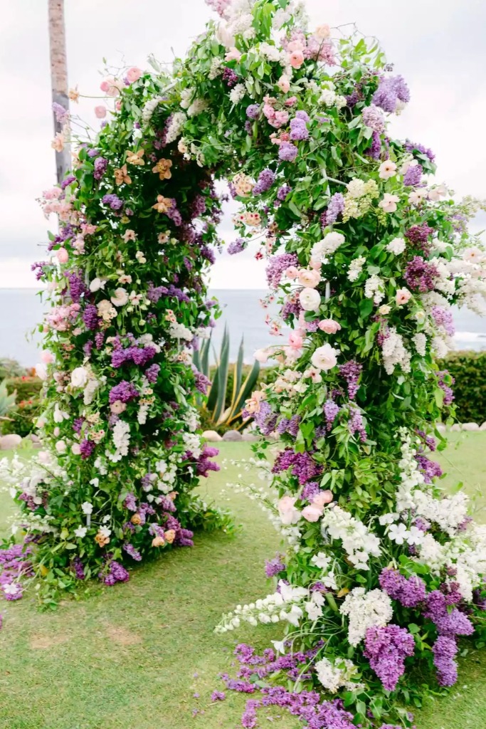 altar com flores brancas e roxas