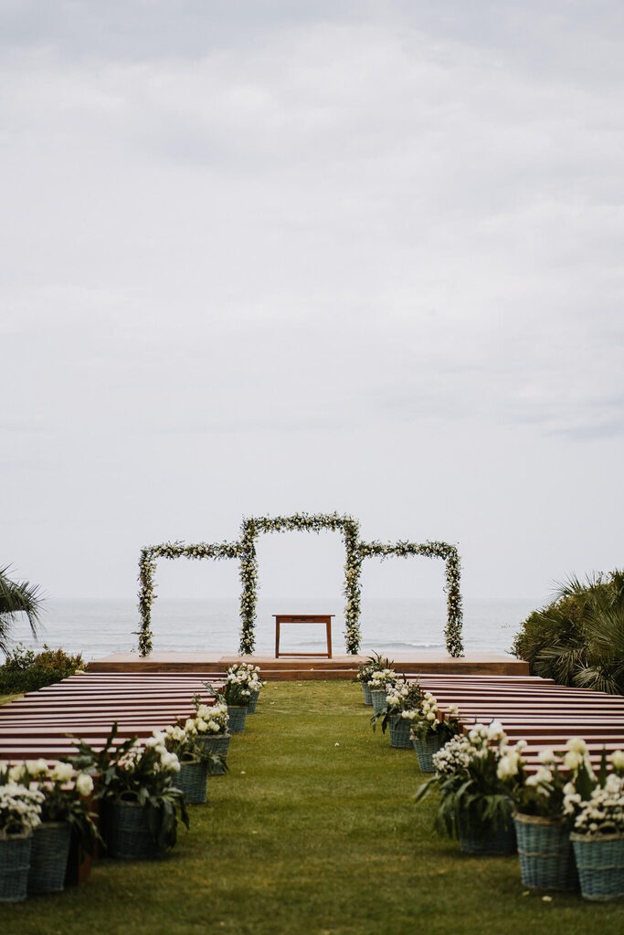 decoração de casamento na praia com altar greenery e minimalista
