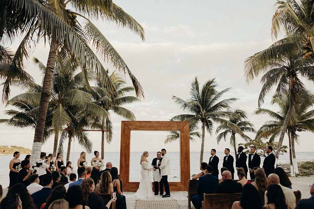 cerimônia de casamento na praia com altar simples e quadrado em madeira