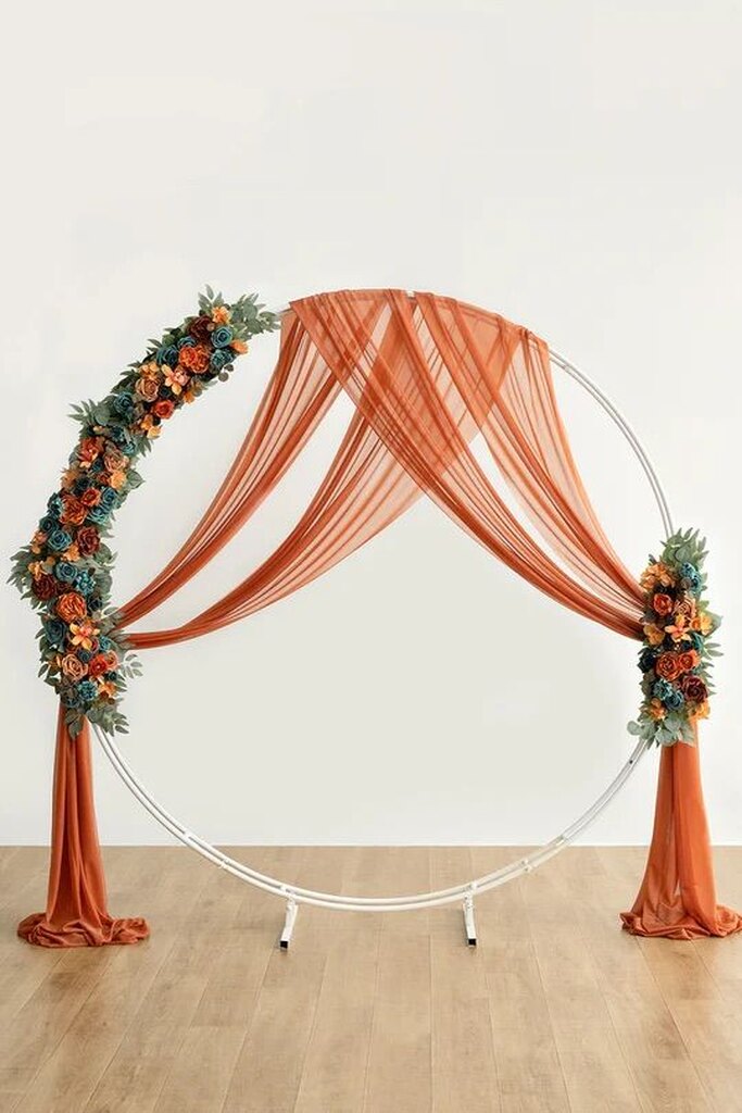 altar redondo com tecido laranja e arranjo com flores laranjas