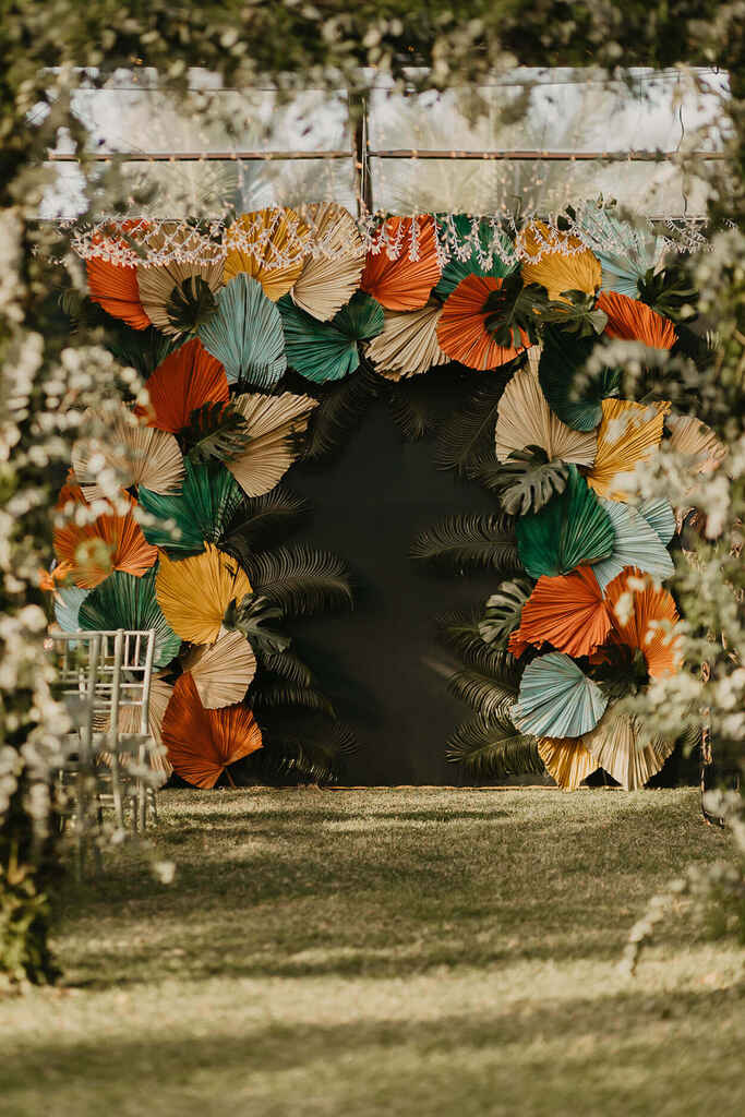 backdrop com folhas tingidas coloridas para decoração de casamento praiano