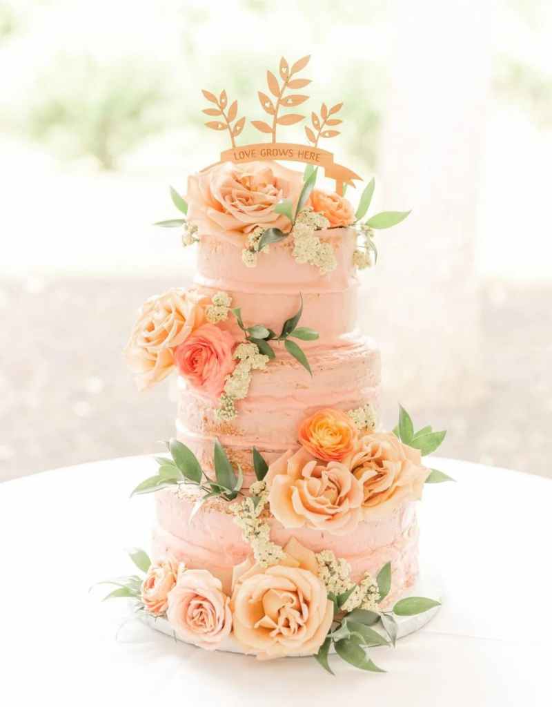 bolo de casamento na cor do ano 2024 peach fuzz