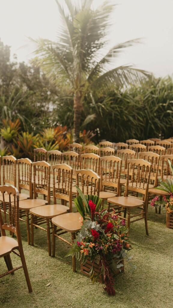 cadeiras de madeira decoração de casamento praiano