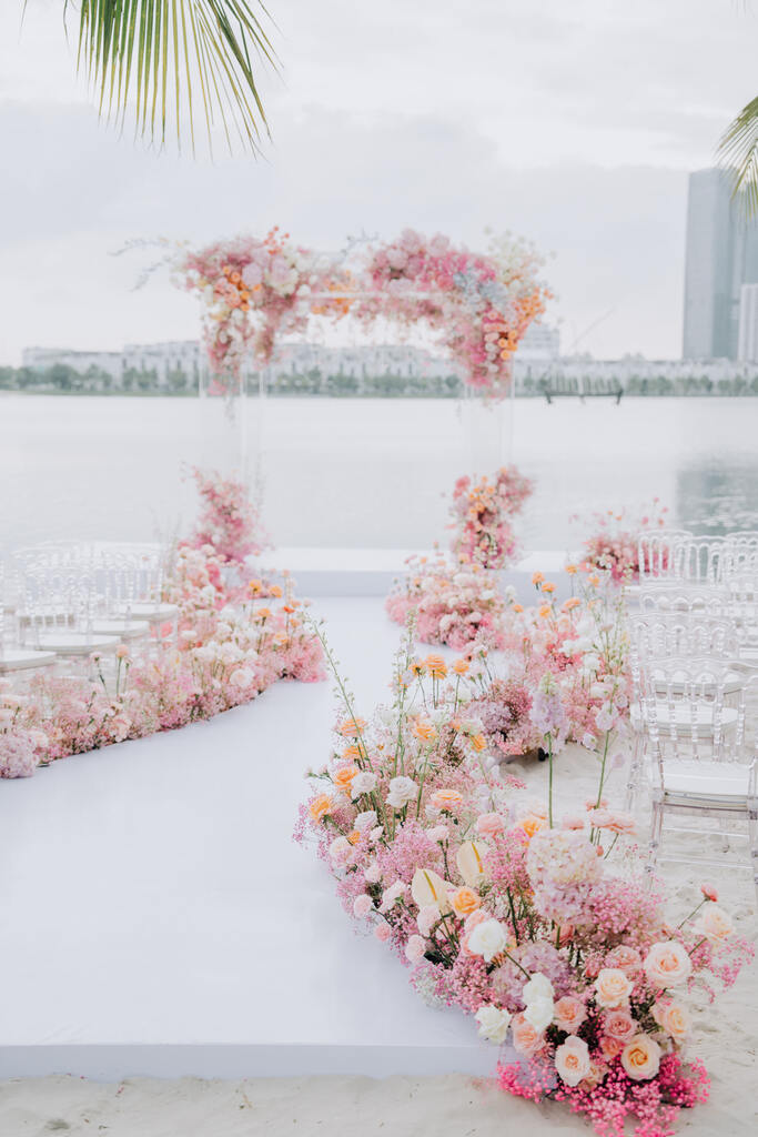 decoração de casamento praiano com altar moderno e romântico com flores rosas
