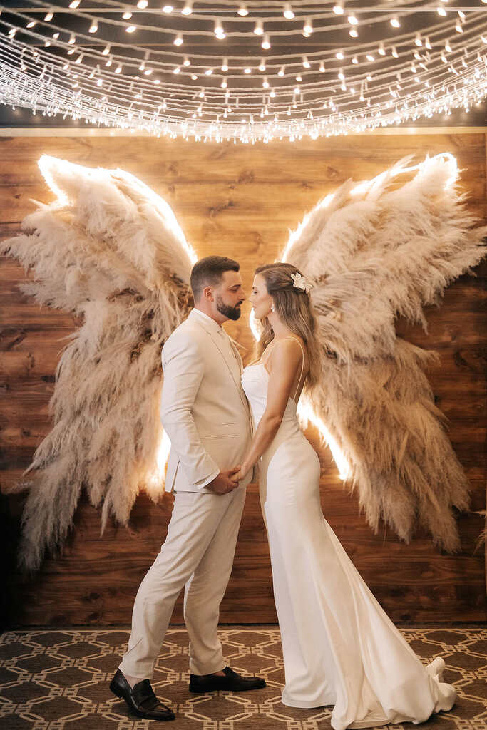 decoração de casamento praiano com backdrop em formato de asas com capim dos pampas