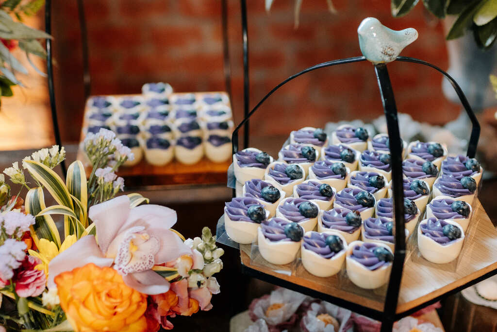 bandejas com doces de casamento de blueberry