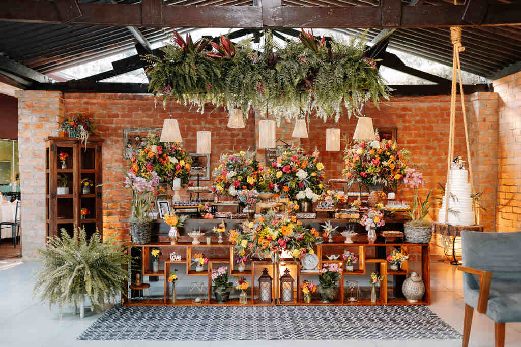 mesa com doces de casamento flores coloridas e plantas 