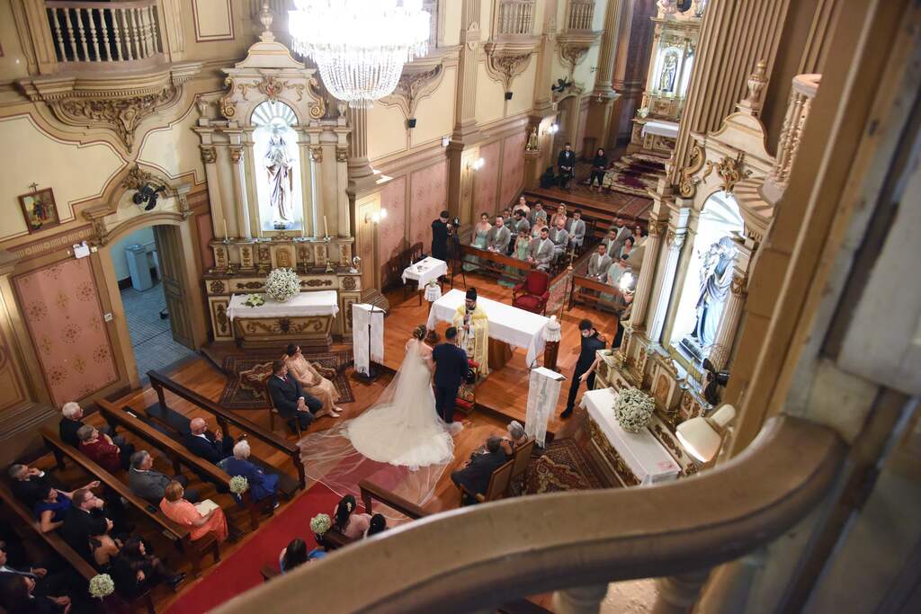 noivos no altar durante casamento na igreja