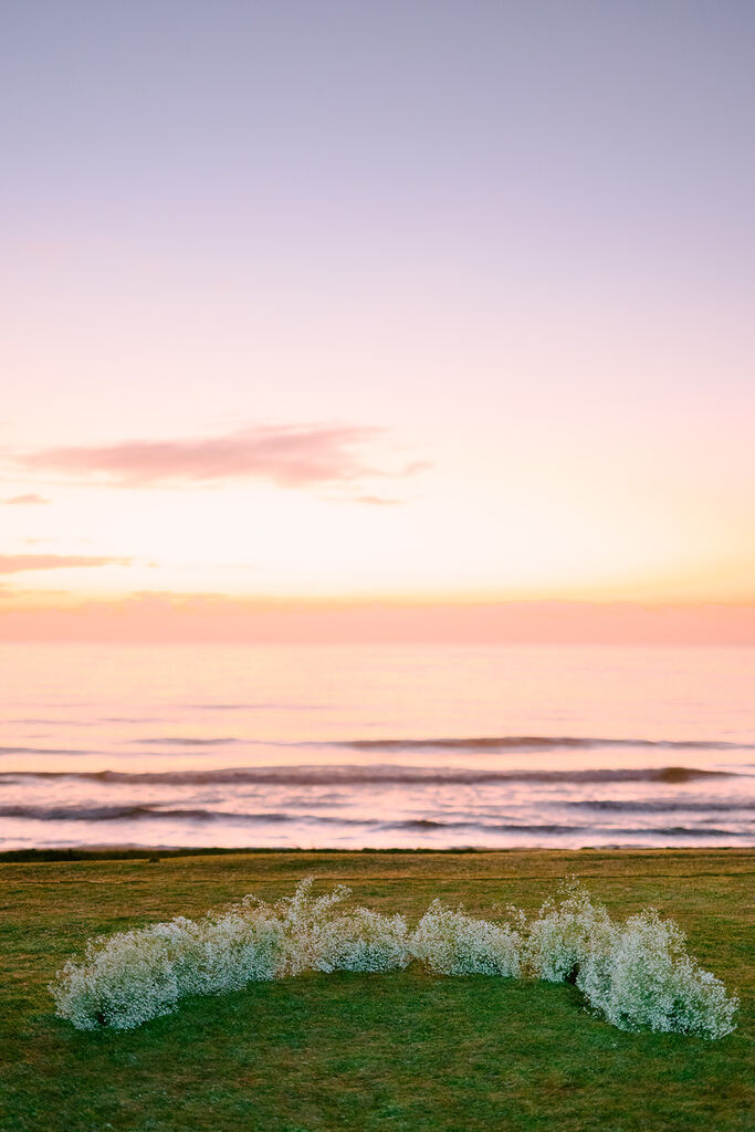 decoração de casamento na praia com altar minimalista no gramado