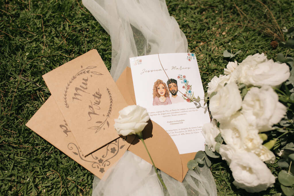 caderno de votos em papel craft e convite de casamento com aquarela do casal