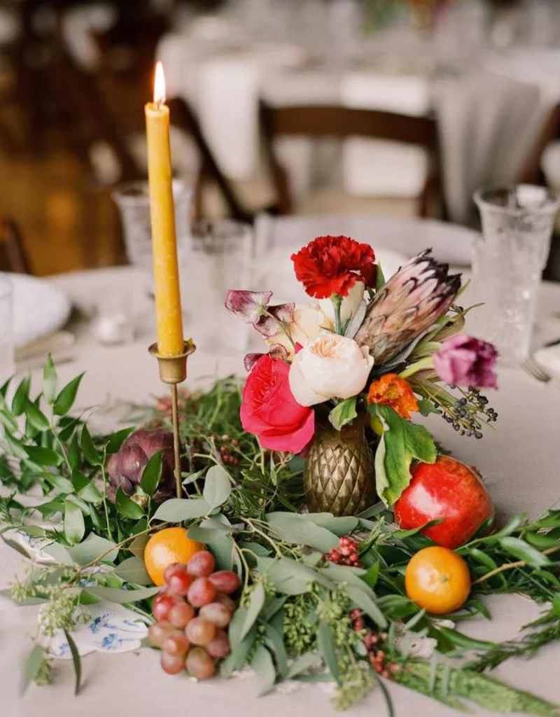 tendência de casamento 2024 centro de mesa com flores, frutas e vegetais