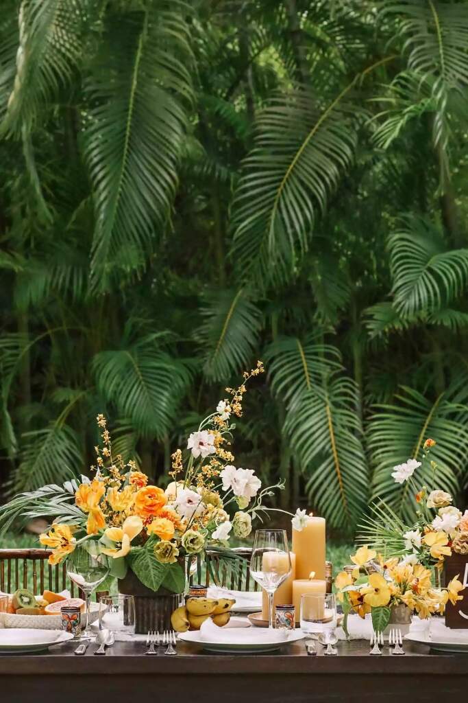 decoração de casamento na praia com mesa com flores e velas amarelas