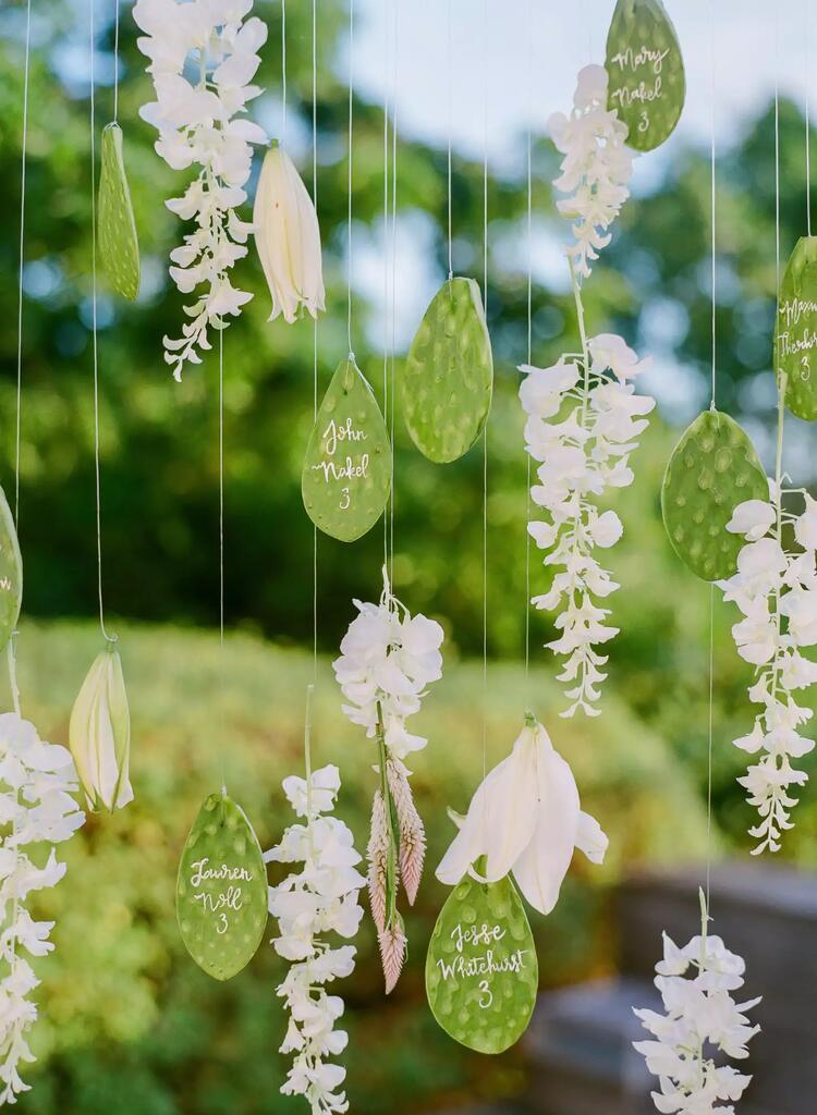 cortina com flores brancas e cactos para a decoração de casamento praiano