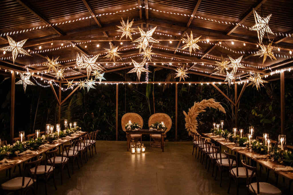 decoração de casamento na praia com salão iluminado com varal de luzes e estrelas 