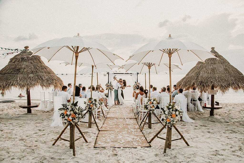 cerimonia de casamento na praia all white com tendas
