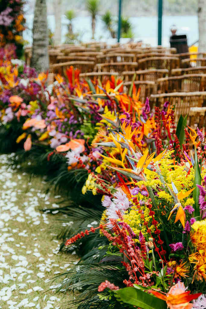 arranjos com flores coloridas e tropicais para decoração de casamento na praia