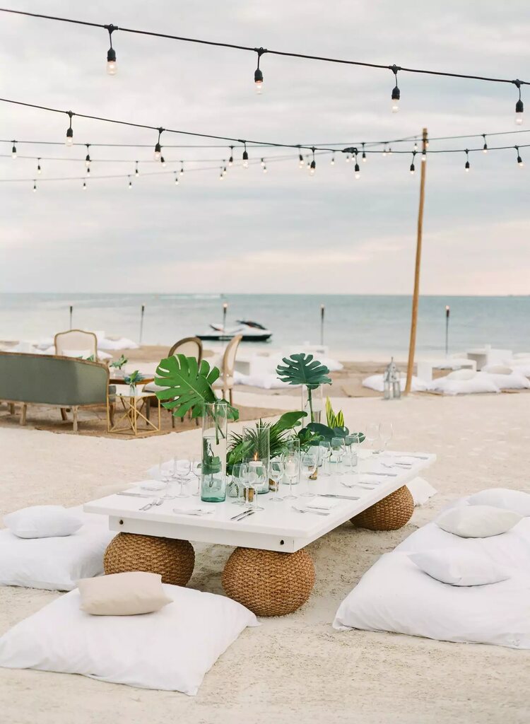 decoração de casamento praiano com lounge com almofadas brancas na areia
