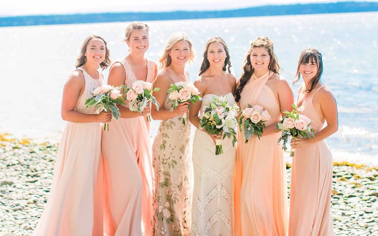 madrinhas de casamento com vestido na cor do ano 2024 peach fuzz