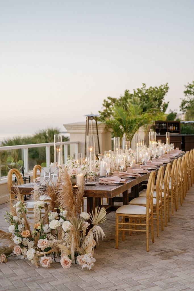 decoração de casamento na praia com mesa posta com velas