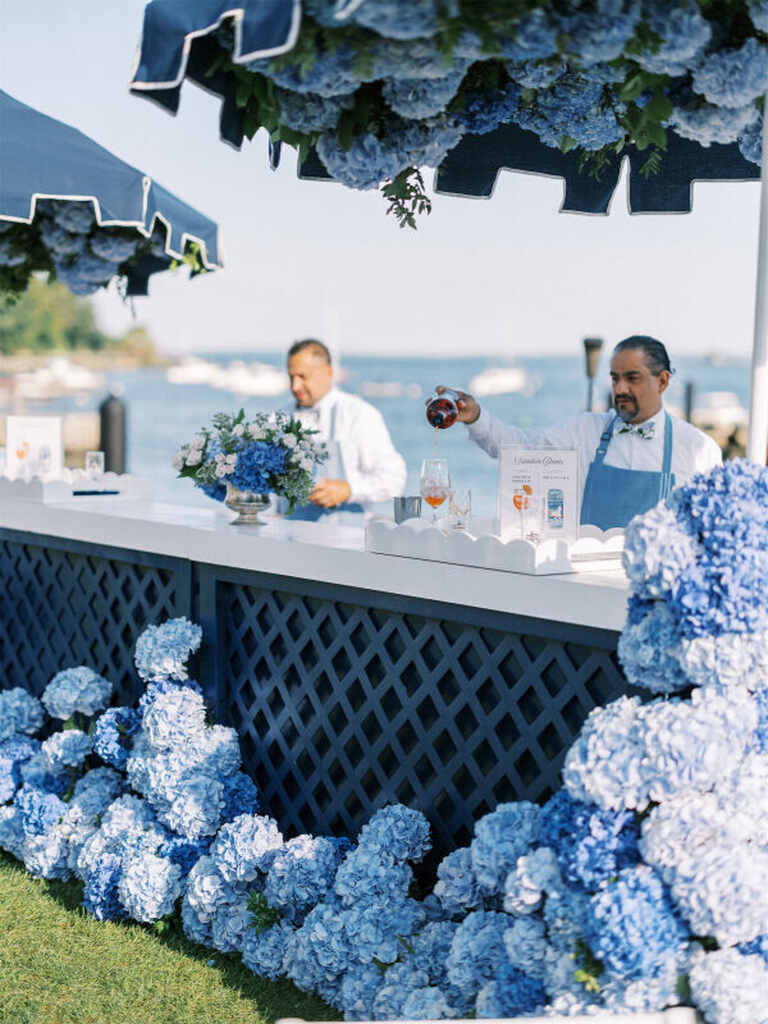 mesa de bar azul decorada com hortensias