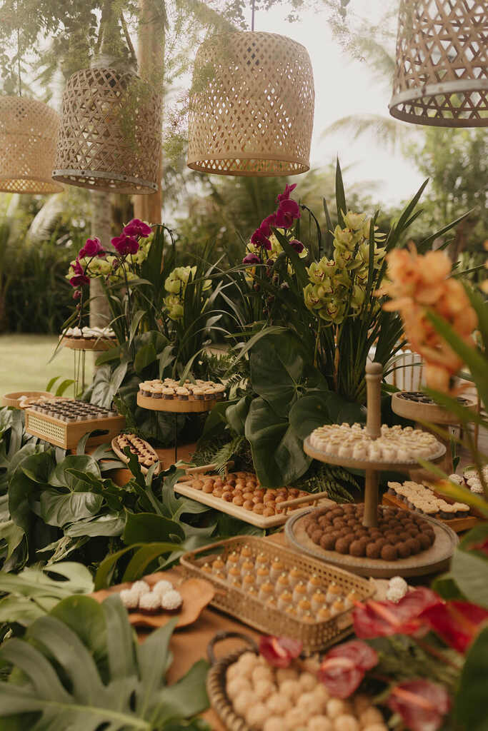 decoração de casamento na praia tropical com bandejas de madera para os doces de casamento