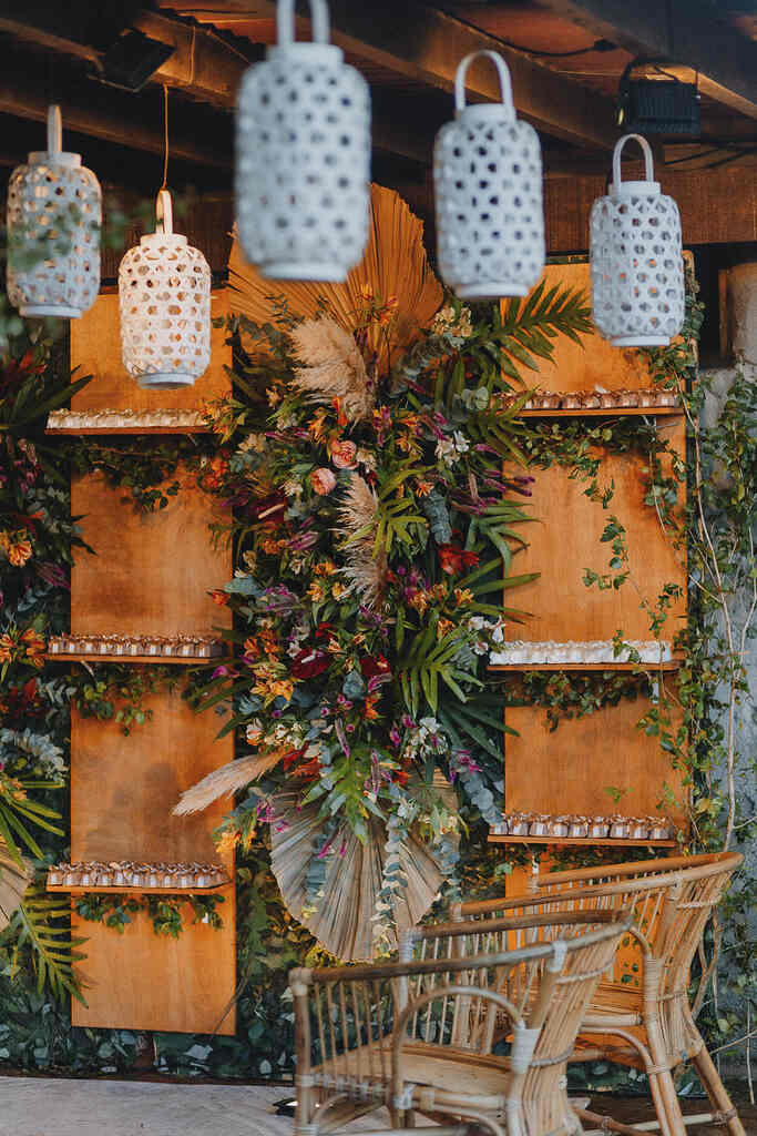 decoração de casamento na praia com painel de madeira com flores para lembrancinhas