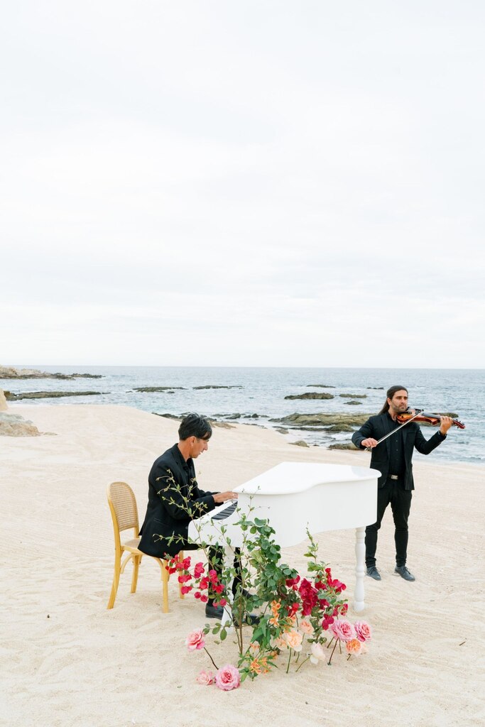 decoração de casamento praiano com piano com flores rosas