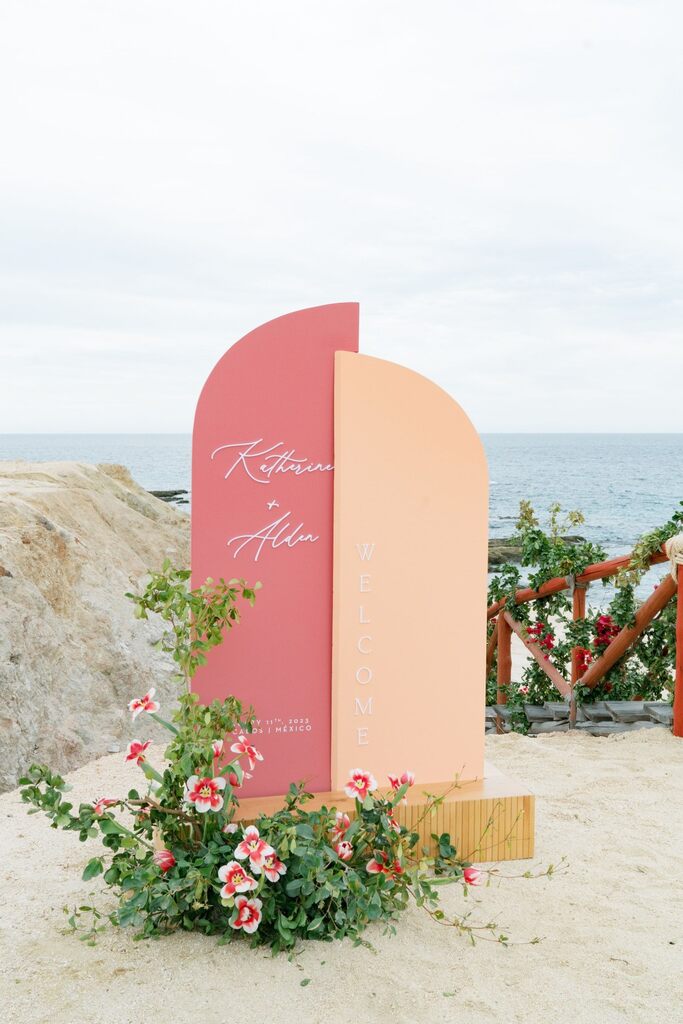 placa de boas vindas moderna e cor de rosa para decoração de casamento praiano