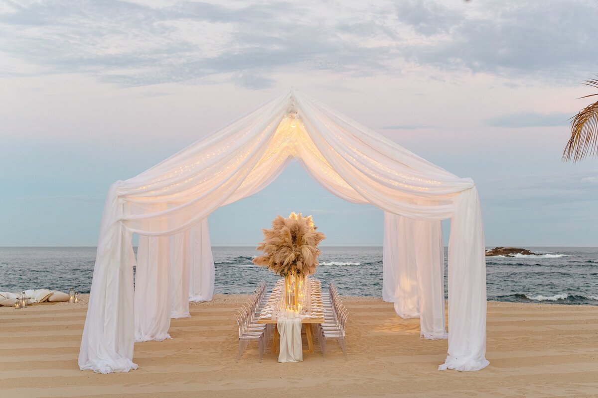 Tenda decorativa com mesa posta na praia