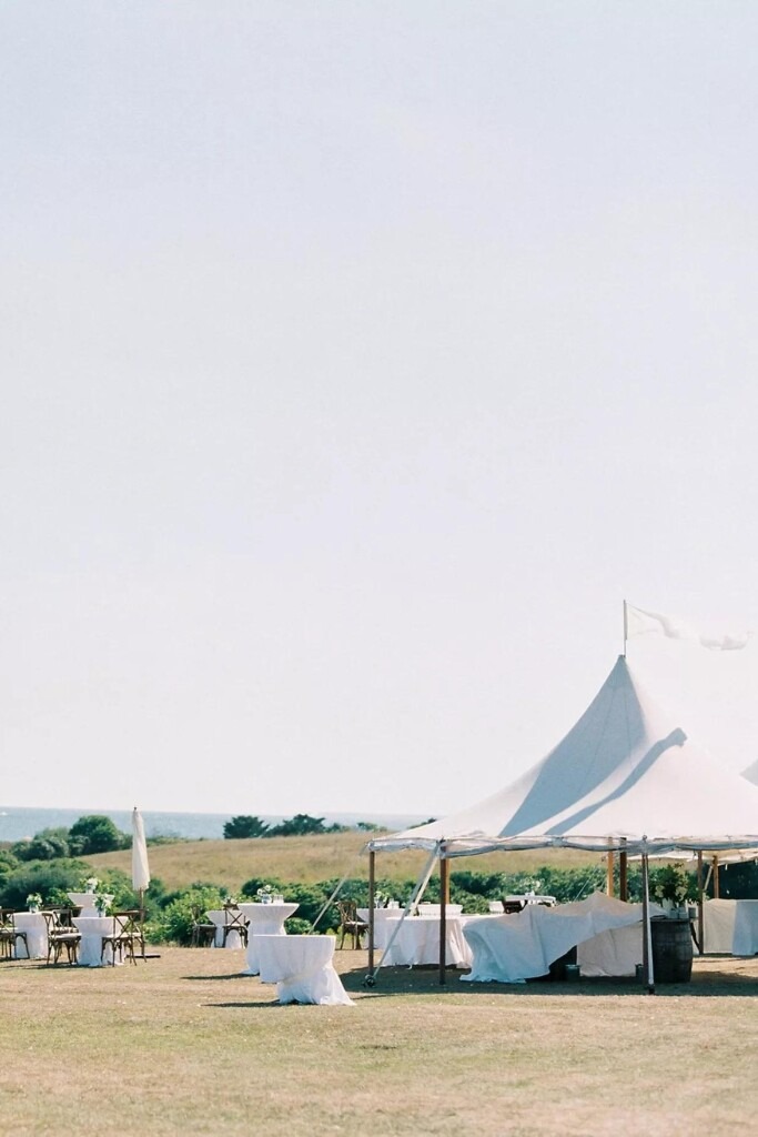 tendas brancas para decoração de casamento na praia
