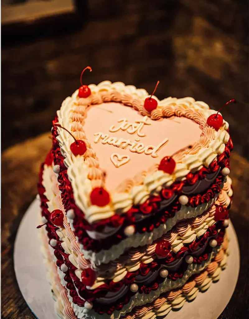 tendência para casamento 2024 bolo em formato de coração