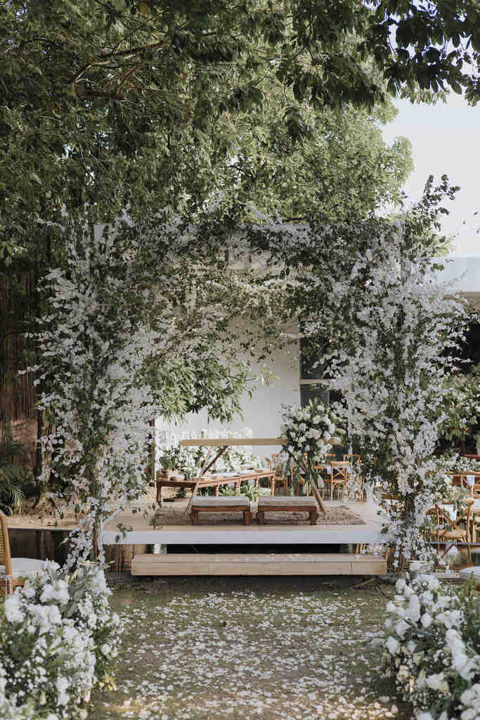 altar decorado com arco com flores brancas