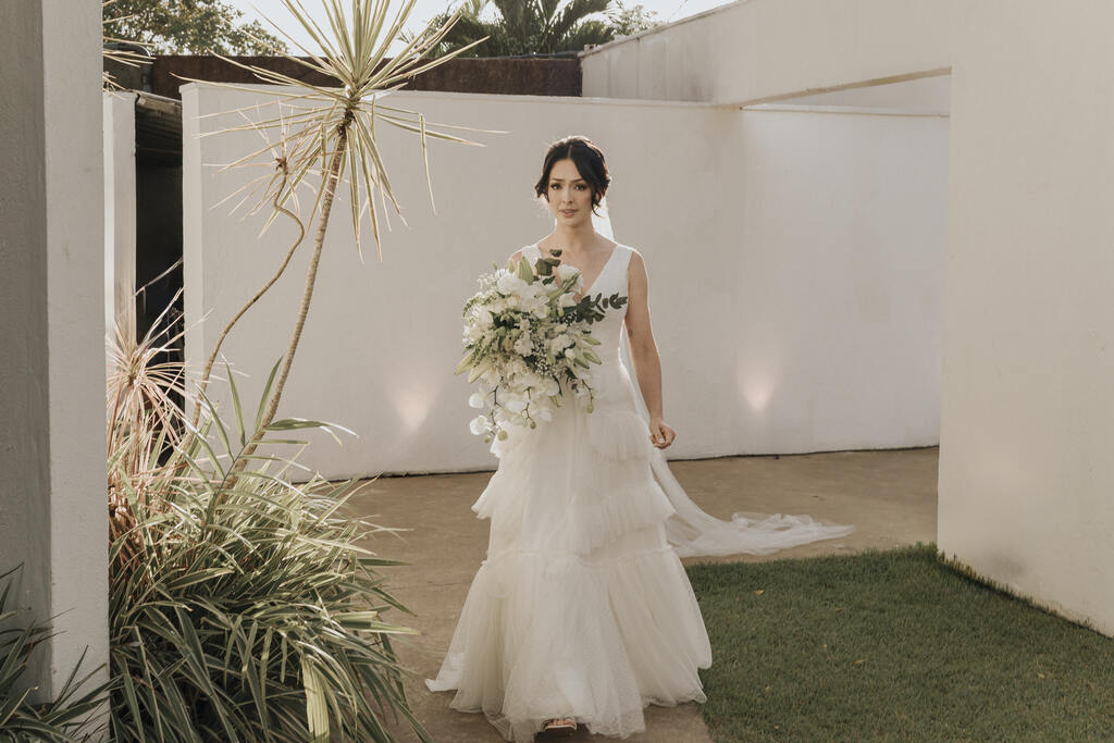 entrada da noiva com buquê com flores brancas