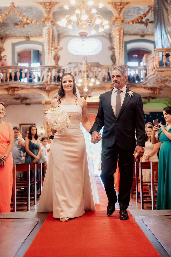 entrada da noiva com vestido minimalista ao lado do pai com terno preto