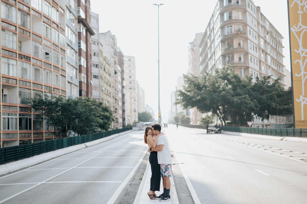 casal abraçado no meio da rua em são paulo