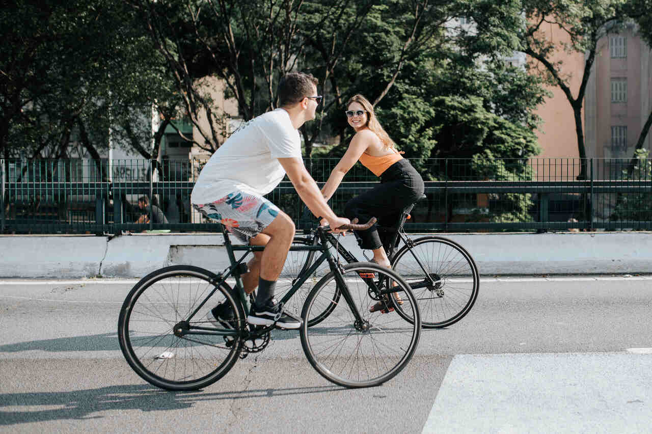 casal andando de bicicleta na cidade