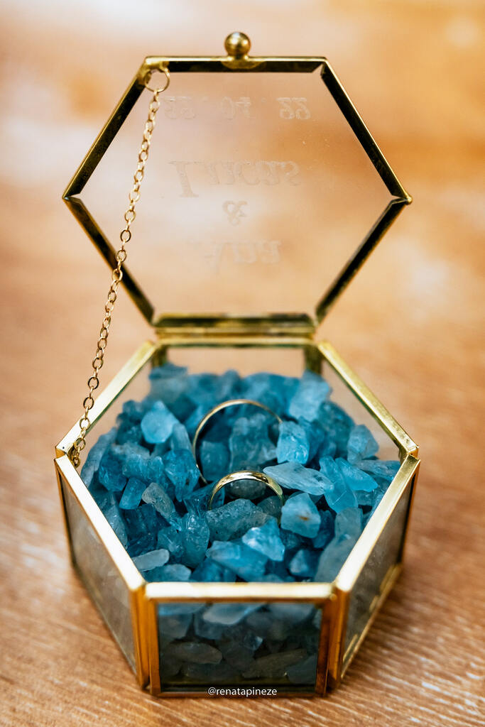 porta aliança de vidro com pedras azuis