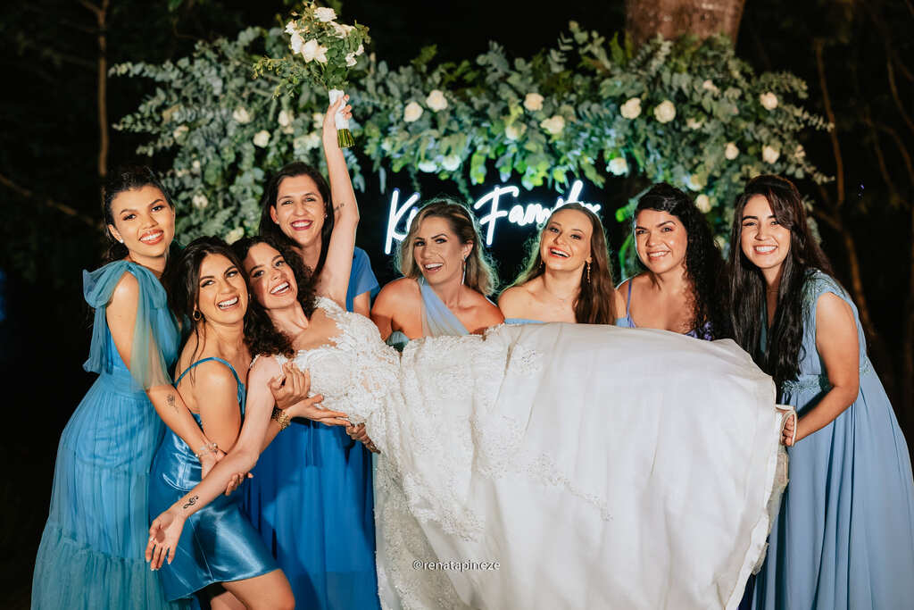 madrinhas com vestidos azul serenity carregando a noiva no colo