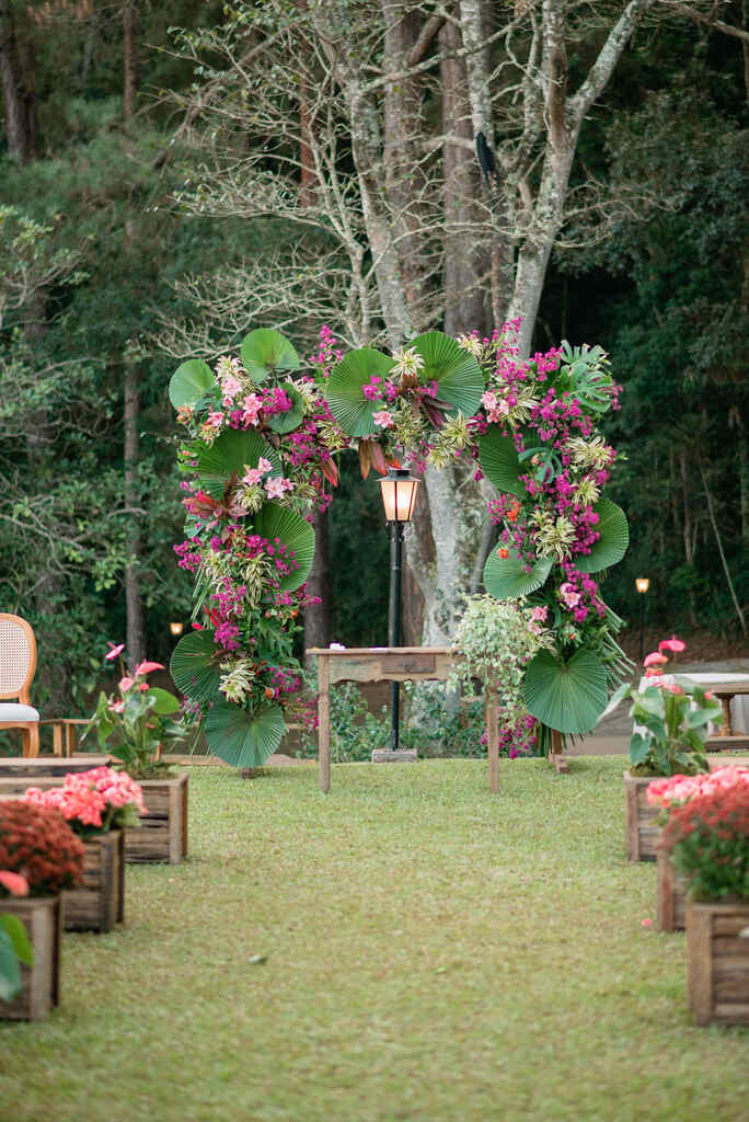 altar com folhagens e flores cor de rosa no campo