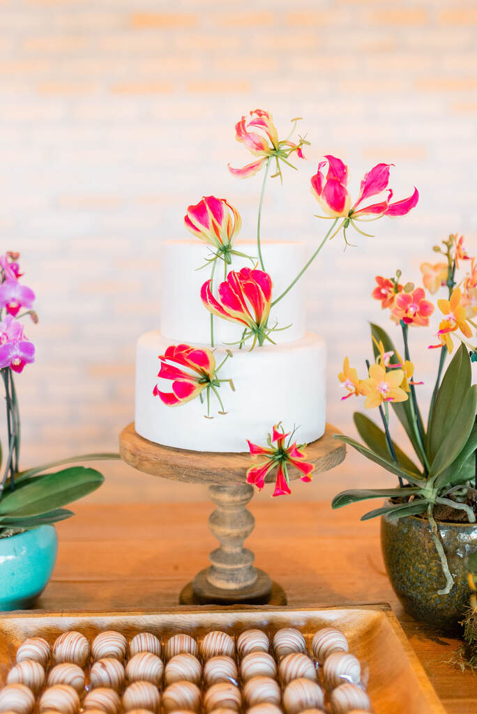 bolo de casamento branco com dois andares com flores cor de rosa
