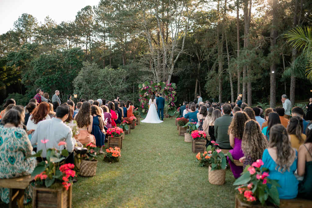 noivos no altar no casamento no campo