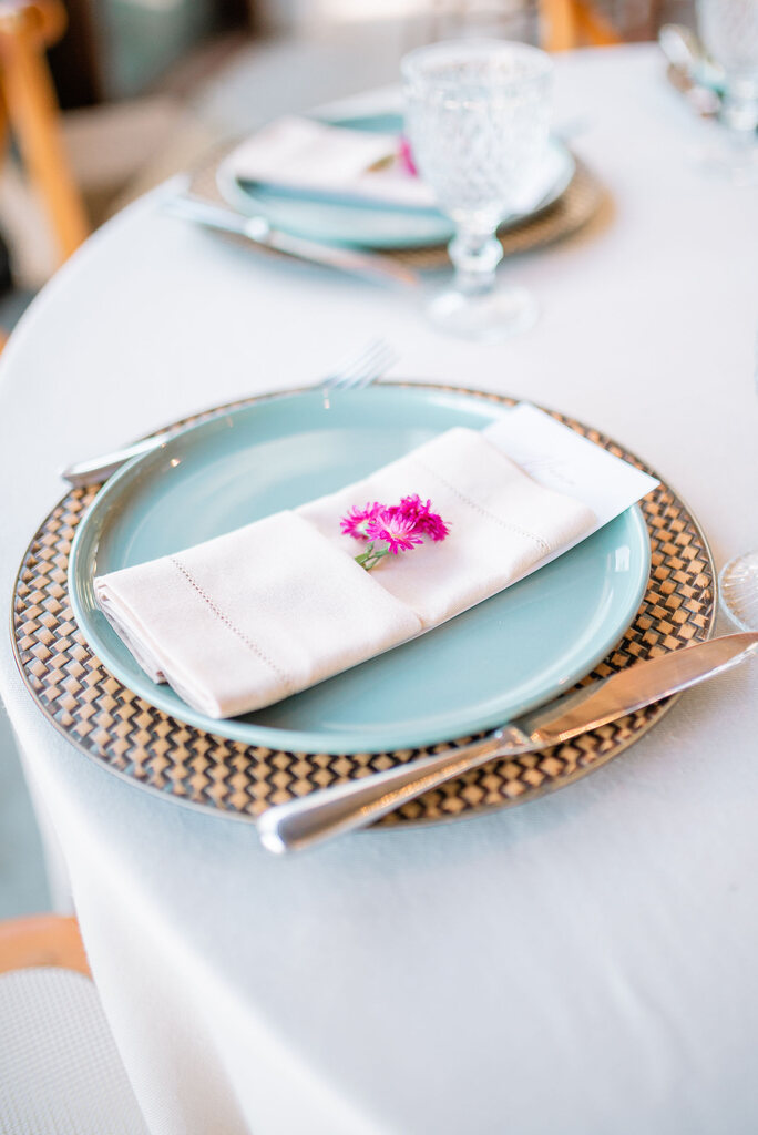 mesa posta com prato azul