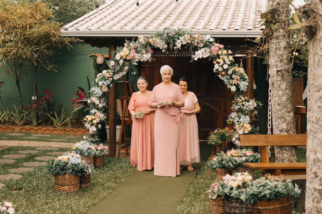 entrada de três senhoras com vestidos rosê para floristas
