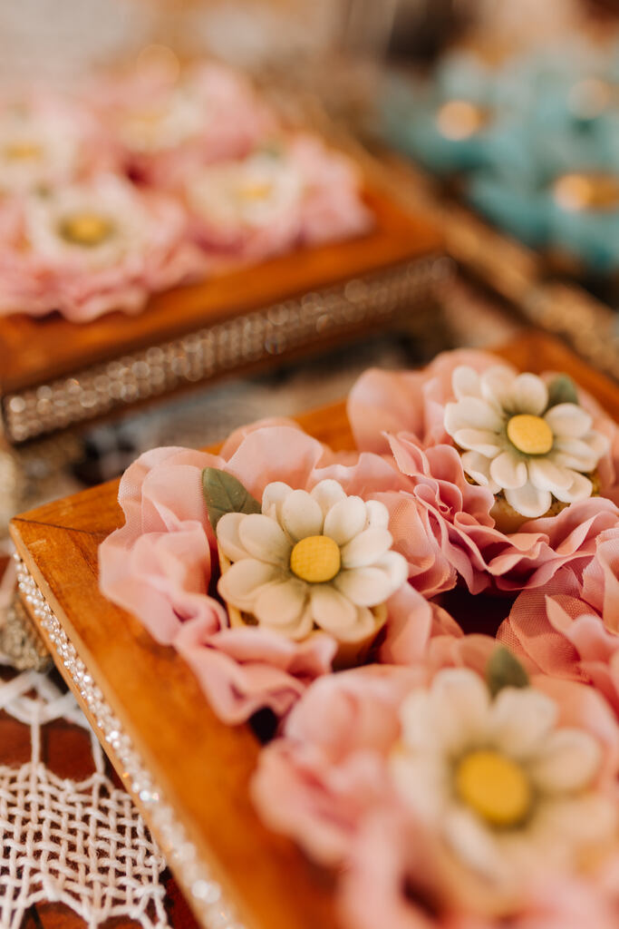 bandeja de madeira com doces de casamento em forminha floral cor de rosa