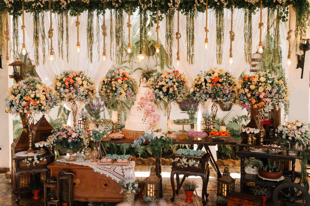 mesa do bolo rústica com várias flores coloridas
