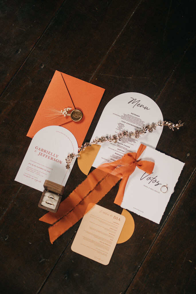 papelaria de casamento modenro com convites em branco e enveope e detalhes na cor terracota e laranja