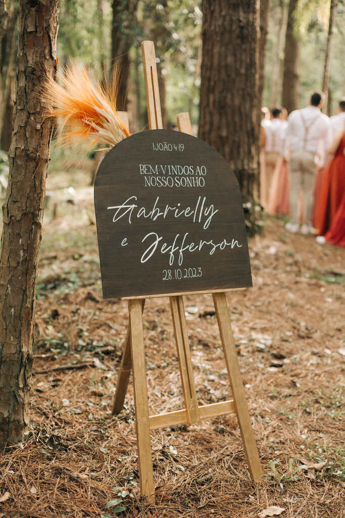 cavalete de madeira com plaquinha moderna escrito nome dos noivos
